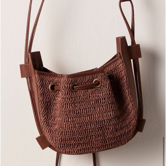 FREE PEOPLE CABANA CROSSBODY BAG IN A BEACH WOVEN DESIGN AND SLOUCHY SILHOUETTE - Picture 2 of 8